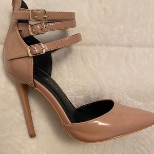 Nude pumps